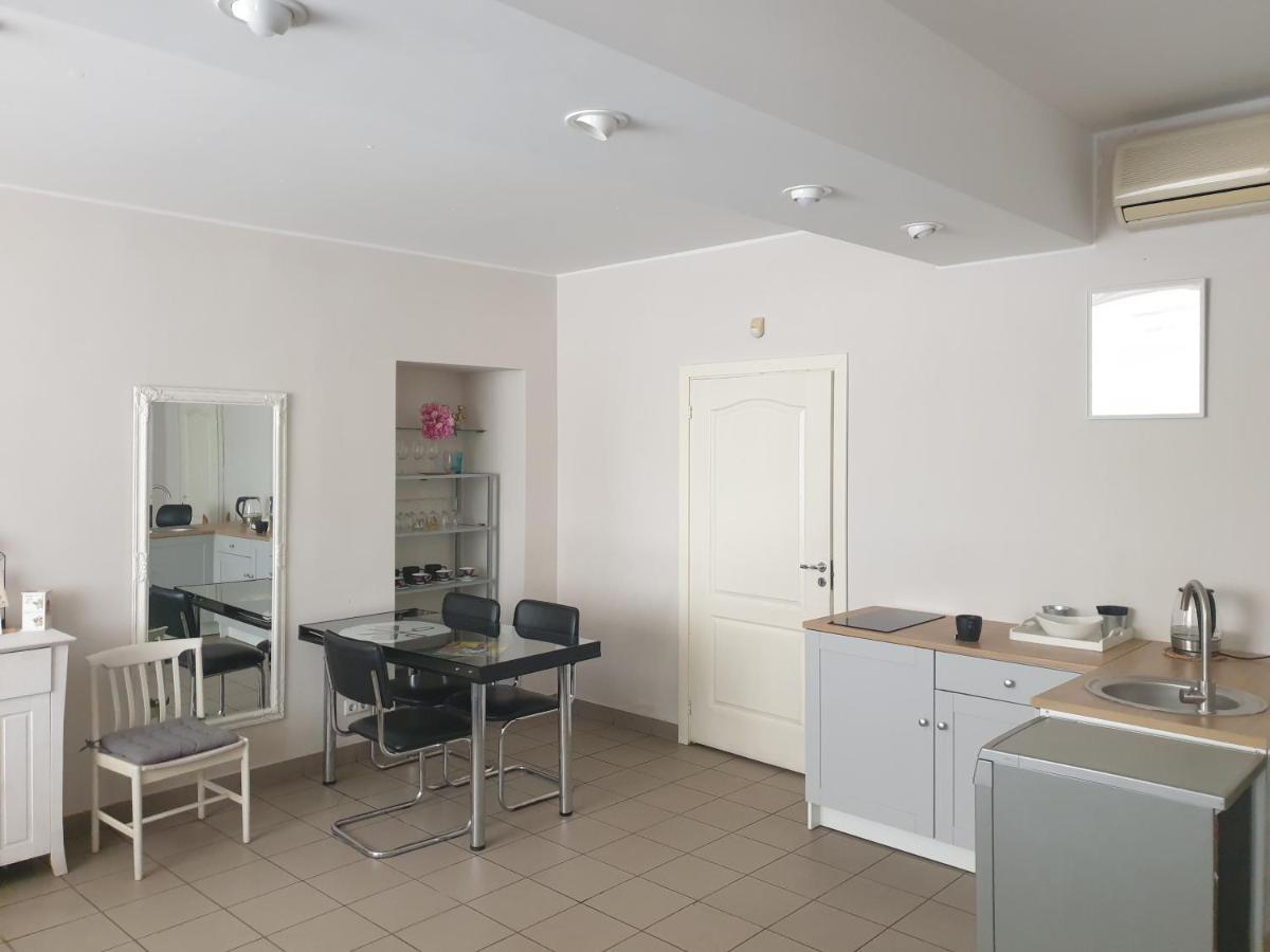 Camellia Studio Apartment & Parking รีกา ภายนอก รูปภาพ